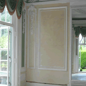 The finished rendered wall with moulding in place